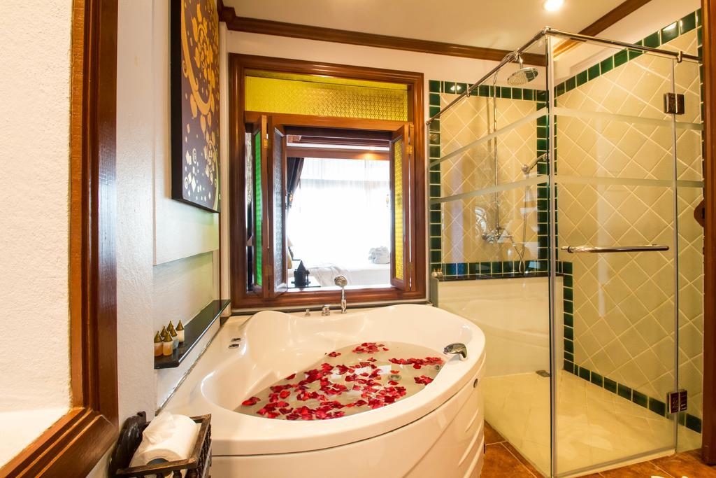 Luxury King Bed with Spa Bath & Private Balcony