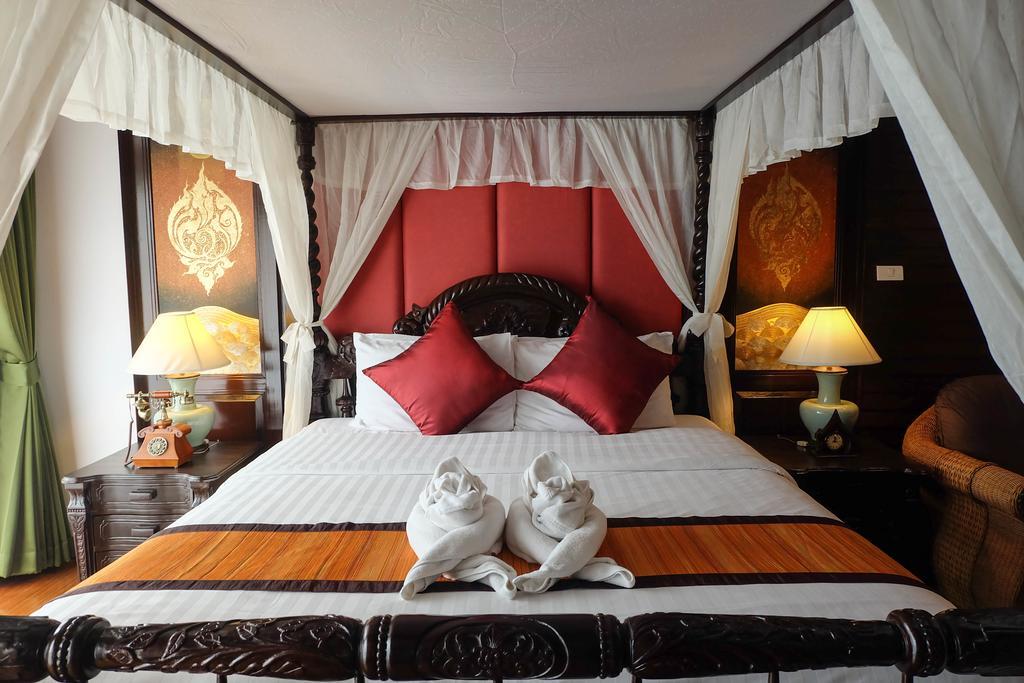 Lanna Junior Suite King Bed with Spa Bath